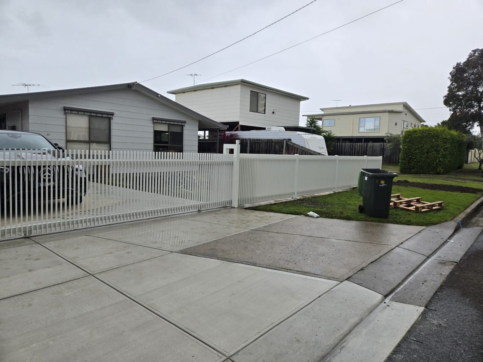 Blade front fence and automatic sliding gate